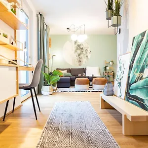 & Cozy - 15 Min To Center Apartment Wien